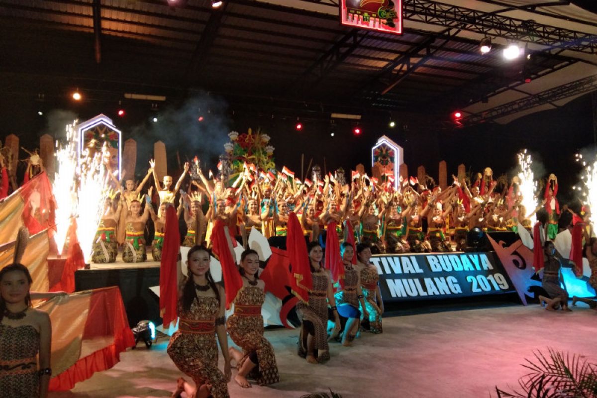 150 penari kolosal meriahkan Festival Budaya Isen Mulang