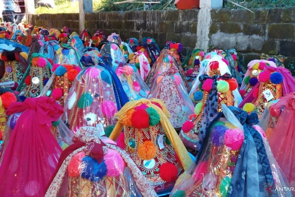 In Tanah Datar there is a holiday in the cemetery