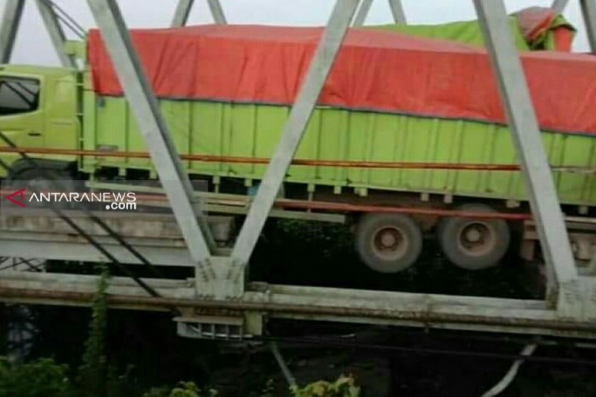 Kendaraan diarahkan ke Tol Kayuagung akibat jembatan ambruk