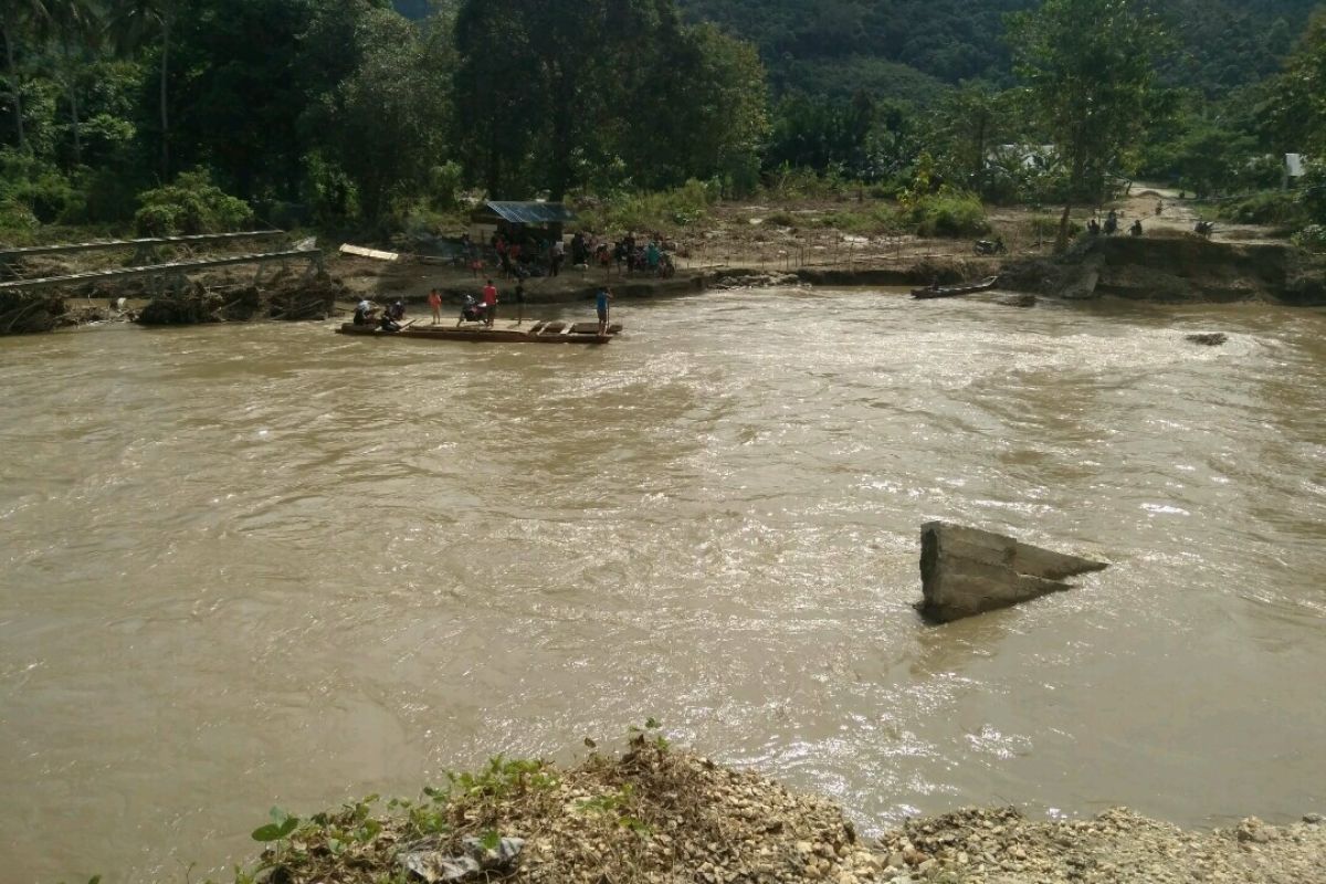 Distribusi logistik daerah terisolasi Konawe gunakan helikopter