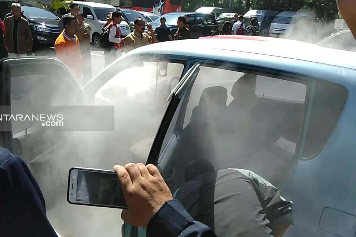 Mobil terbakar di area parkir gedung DPRD Kota Surabaya