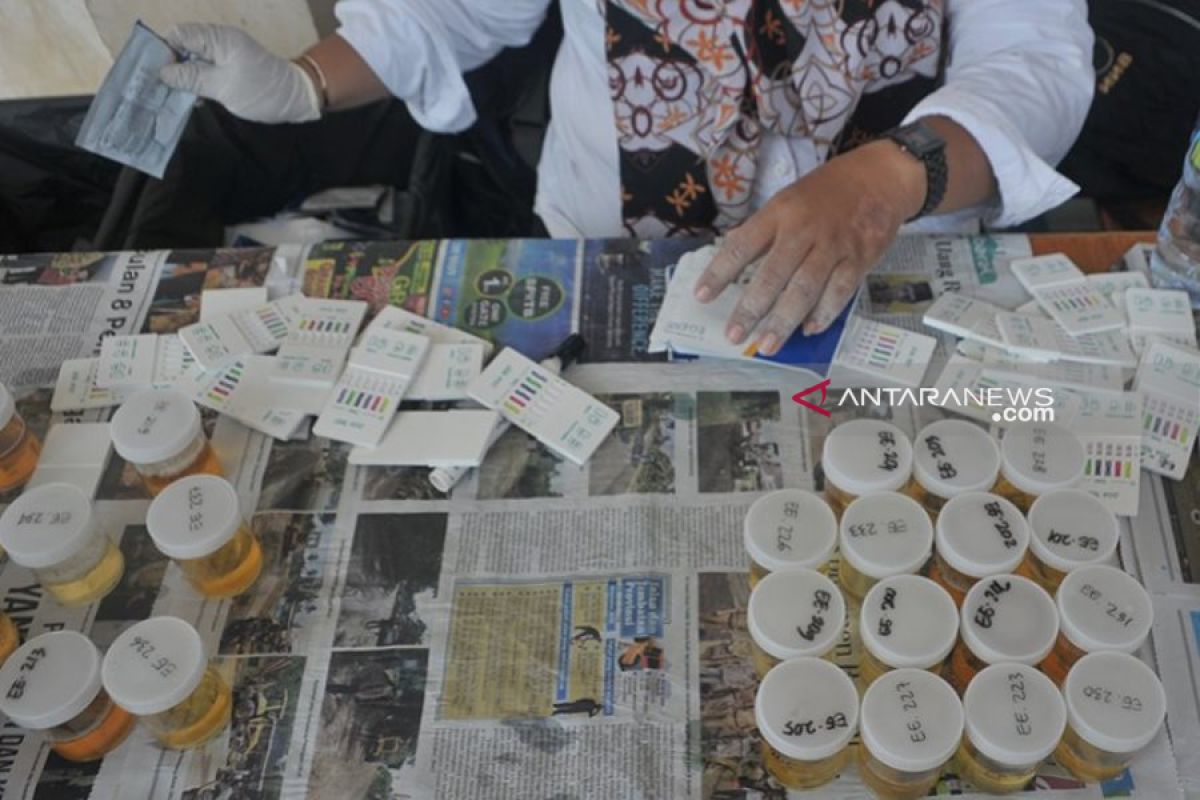 Ratusan calon siswa baru SMKN 8 Palembang ikuti tes urine