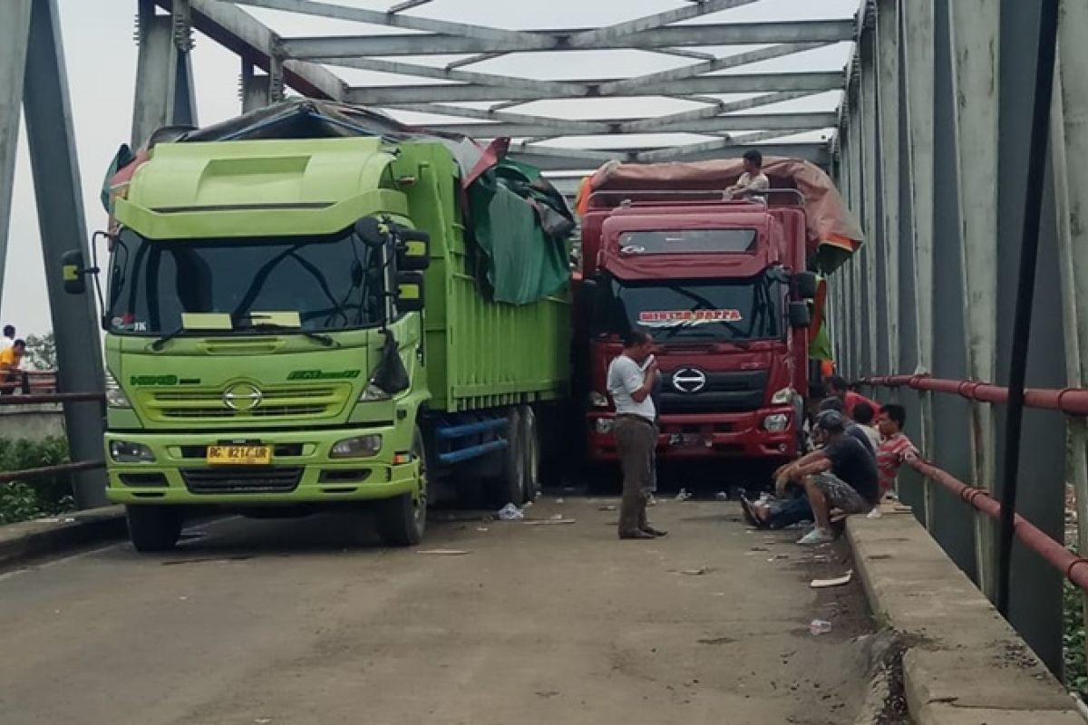 Kendaraan truk mulai padati Jalan lintas tengah Sumatera