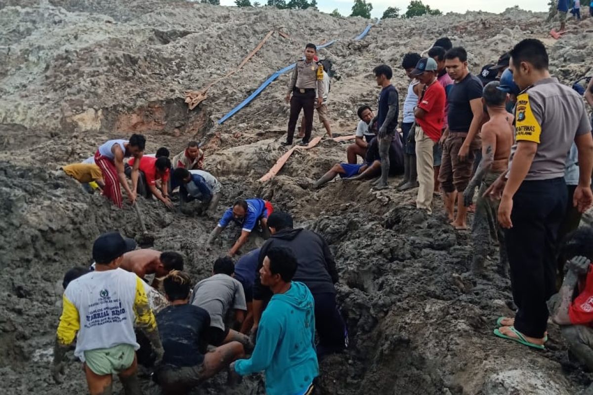 Tiga penambang bijih timah yang tertimbun longsor ditemukan meninggal dunia