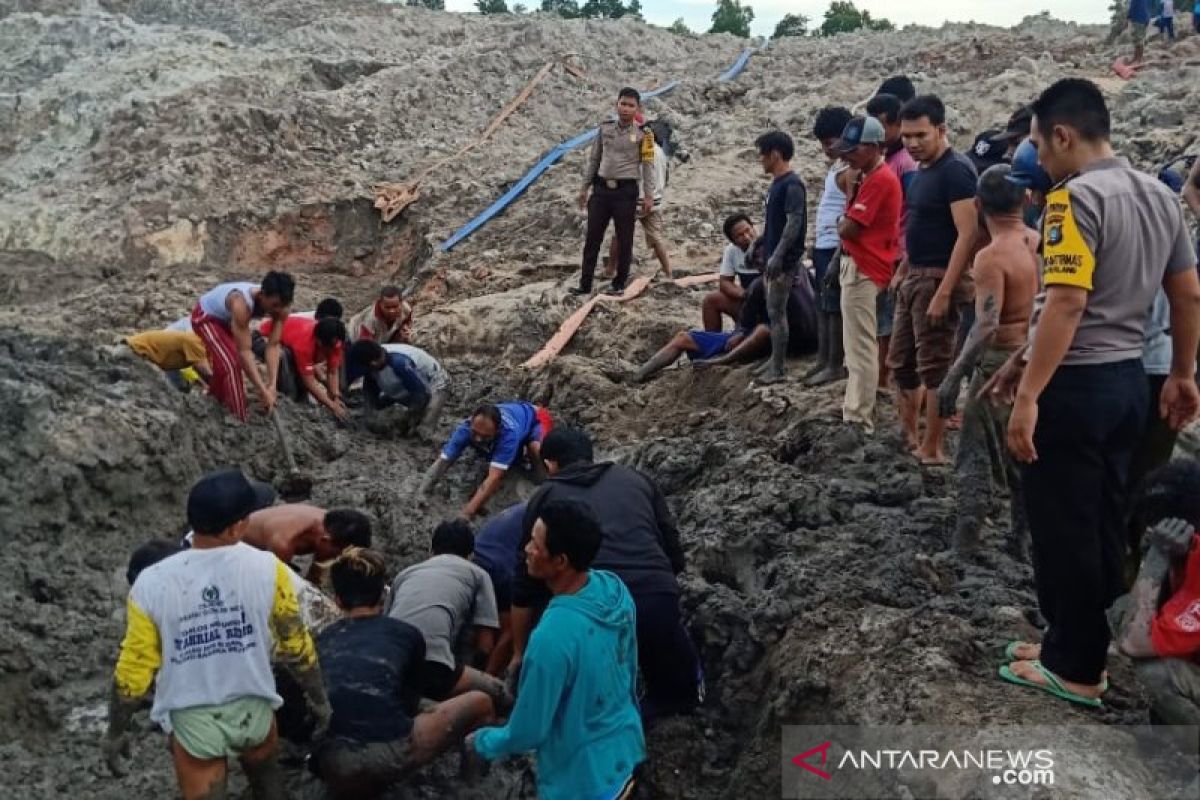 Enam penambang bijih timah di Bangka Tengah tertimbun tebing tambang