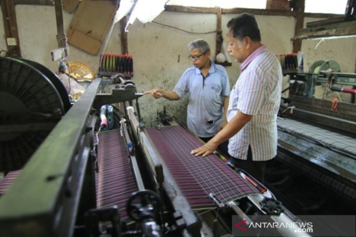 There is an old textile factory in Sawahlunto, producing 3,500 pieces of sarong every month