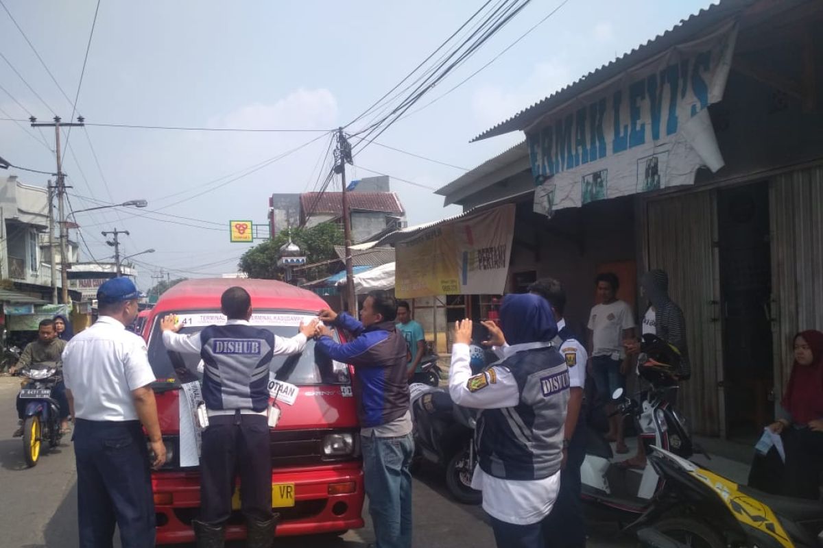 Dishub Dan Organda Sukabumi Cabut Stiker Berbau Pornografi Di Angkot Antara News 9310