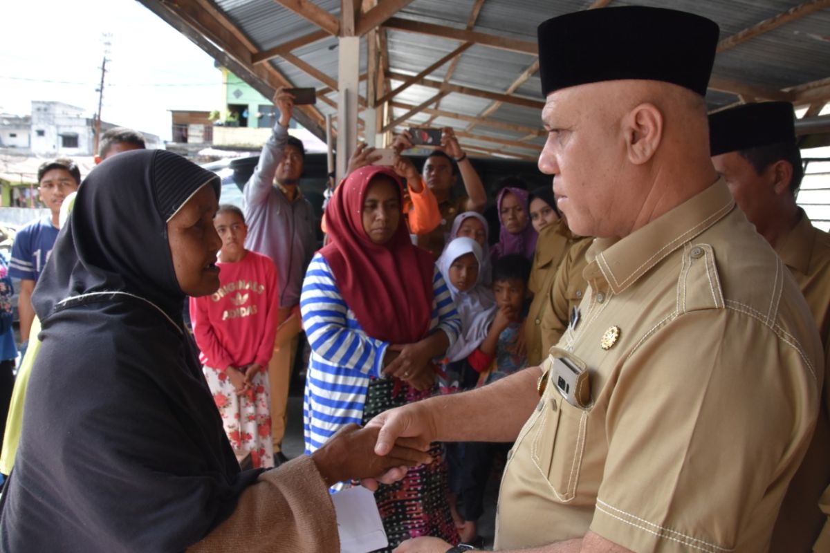 Bupati Shabela serahkan bantuan untuk korban kebakaran