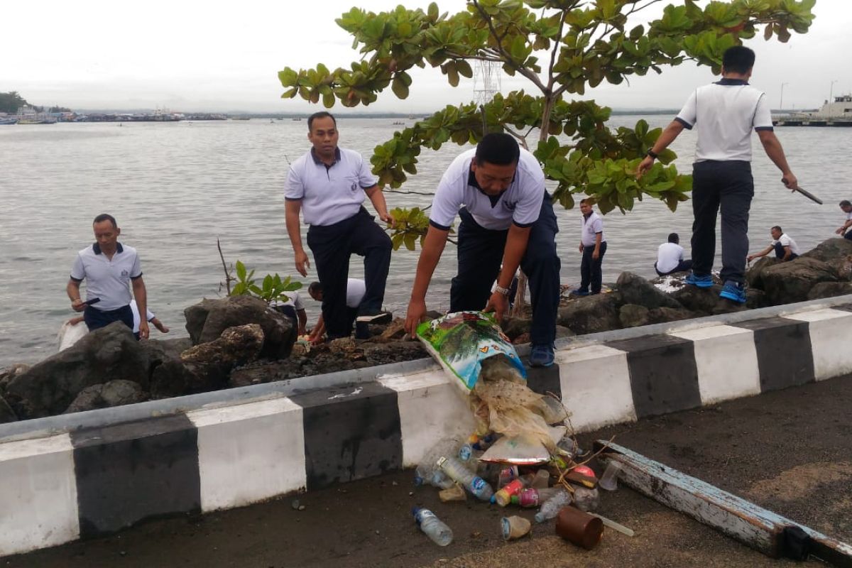 TNI AL bersihkan pantai Kota Sorong, Papua Barat