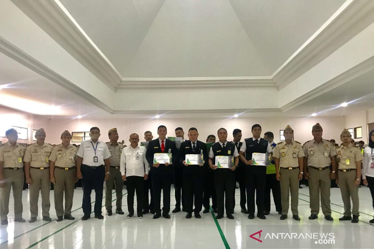 Karantina Denpasar beri penghargaan petugas Avsec Ngurah Rai