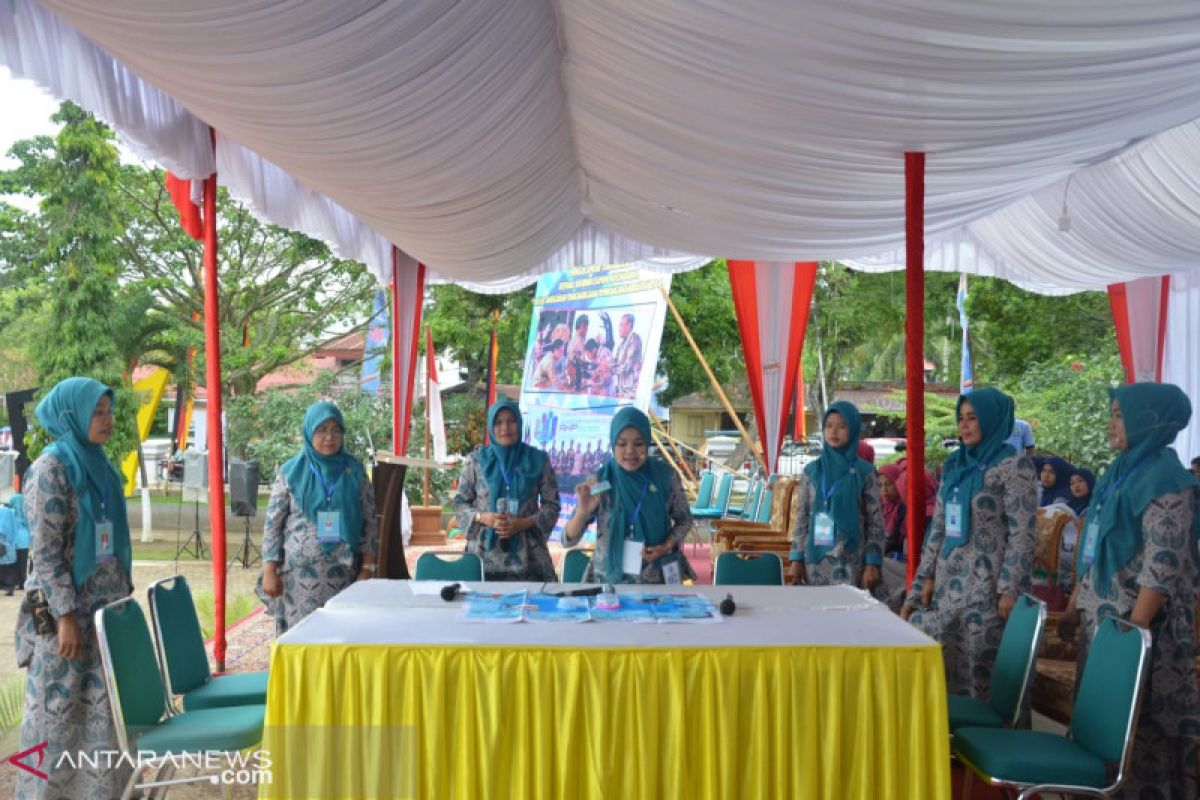 Kader PKK Sijunjung suguhkan pola asuh anak di lomba simulasi