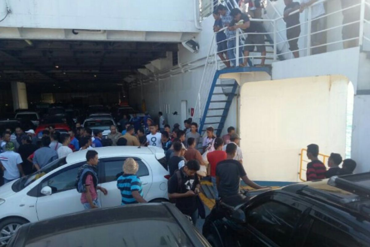 Kendaraan minibus Avanza jatuh di Laut Sunda dari kapal feri
