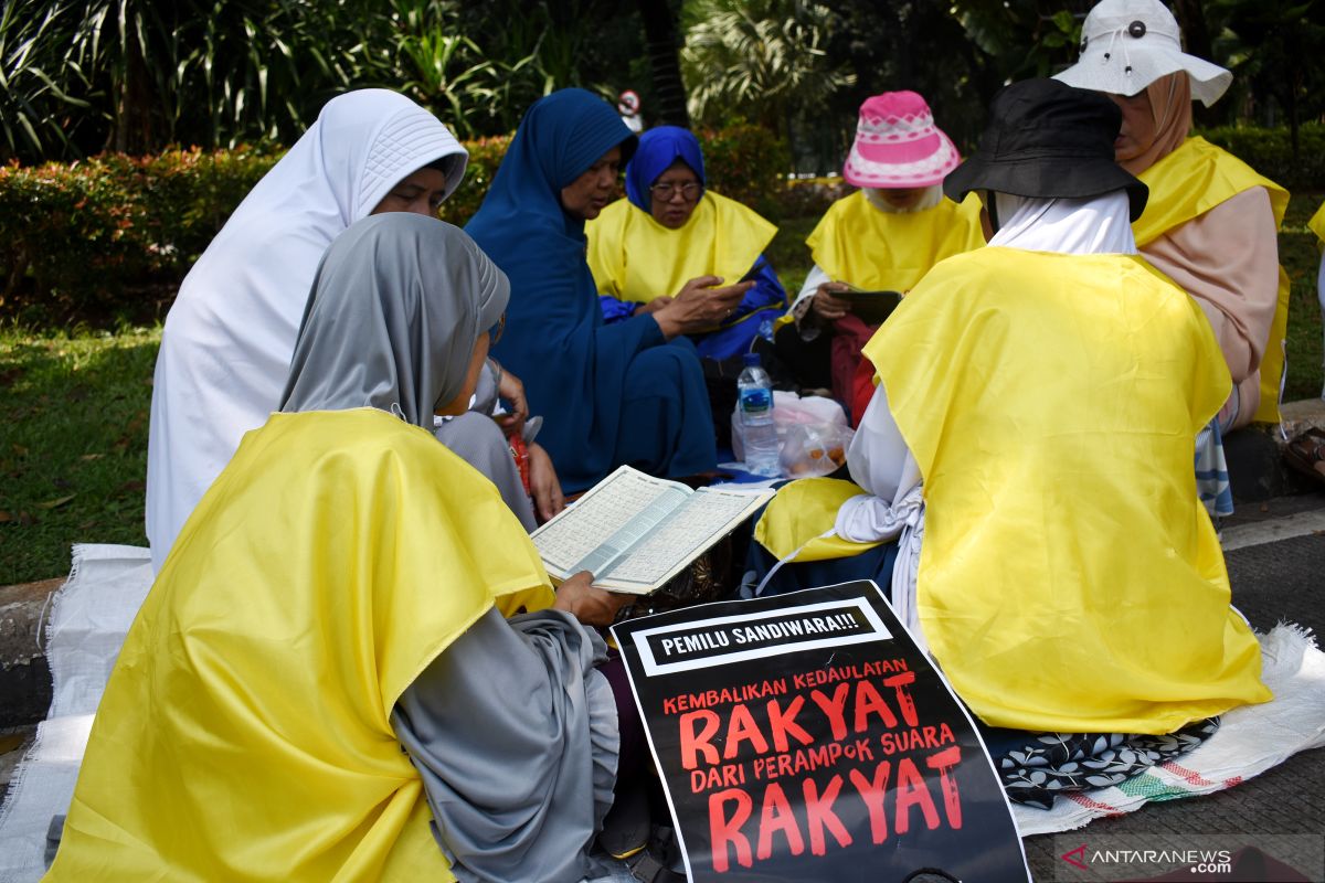 Massa aksi baca Al Quran di sekitar gedung MK