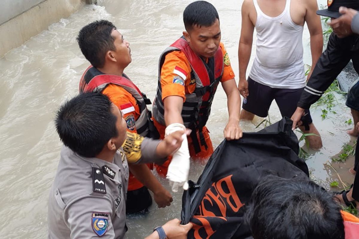 Ironis,   korban tewas  banjir Pekanbaru adalah pengantin baru