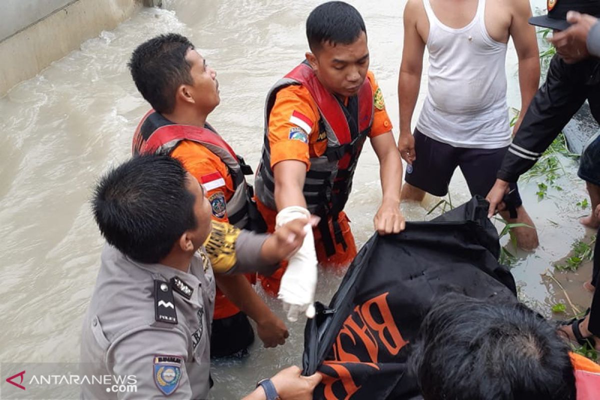 Korban tewas akibat banjir ternyata pengantin baru