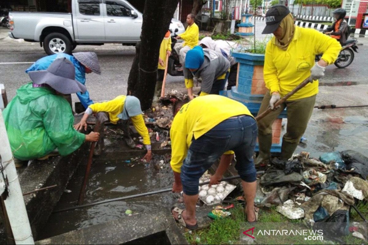 PUPR kerahkan pasukan kuning buka saluran air penyebab banjir Pekanbaru