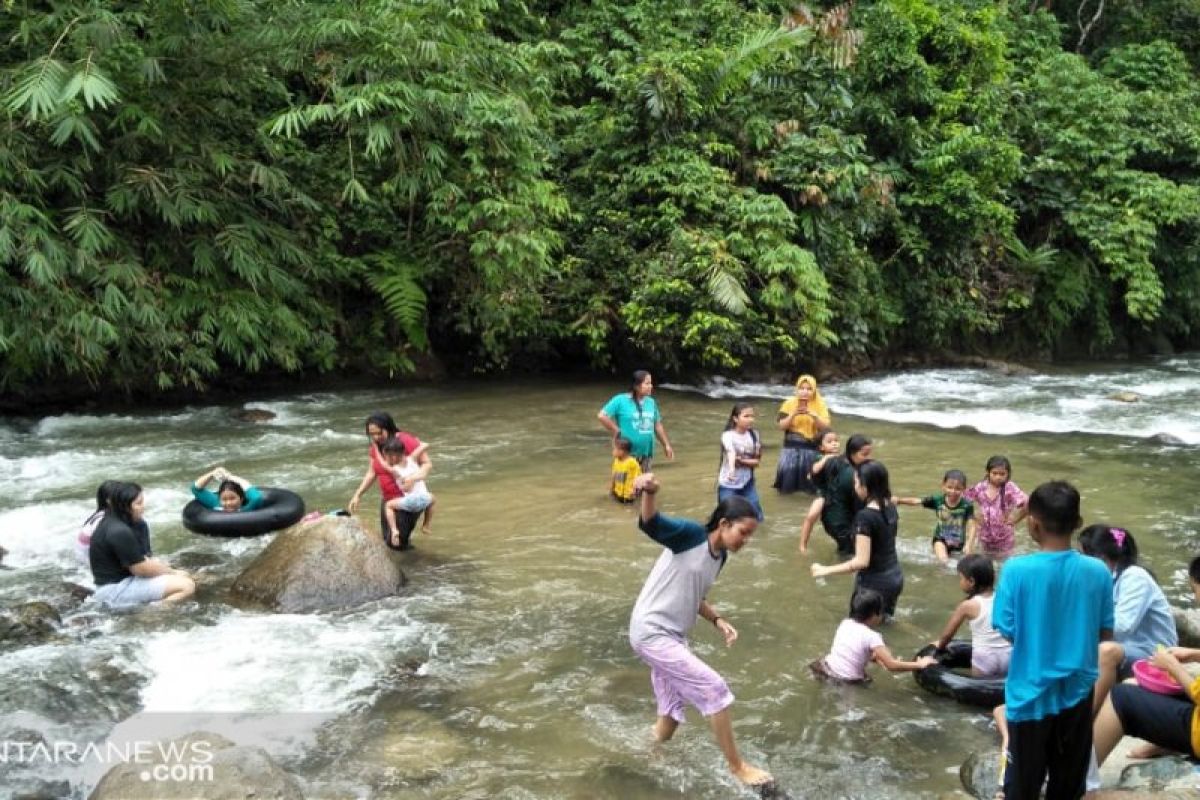 Batang Sontang is still crowded with residents although the Eid holiday has ended