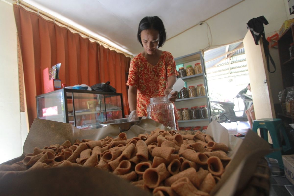 Kue kelapa dari Desa Ulapato tetap eksis jadi kudapan hari besar