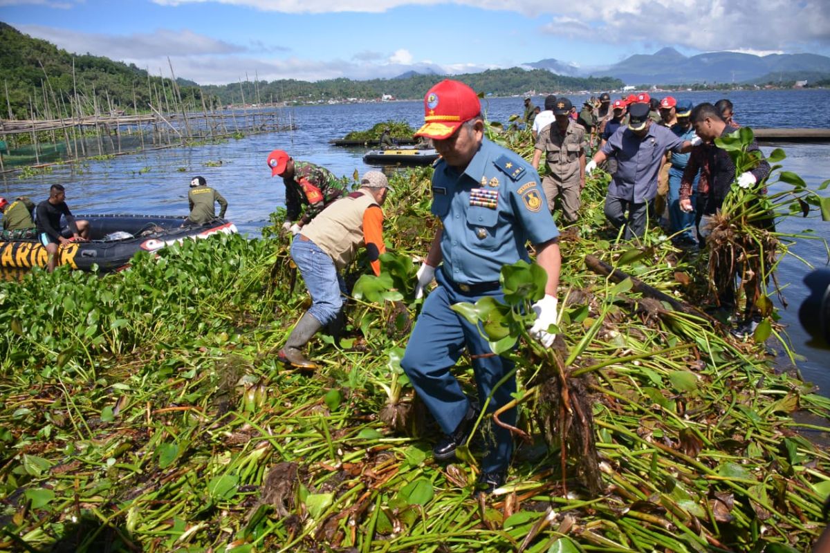 TNI AL bersih-bersih eceng gondok Danau Tondano