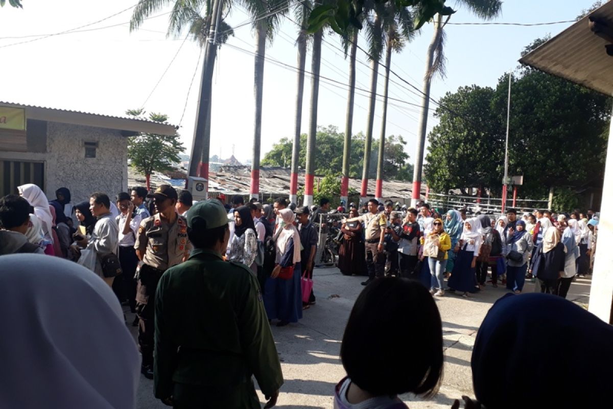 Sejumlah sekolah di Depok sediakan tenda untuk pendaftar