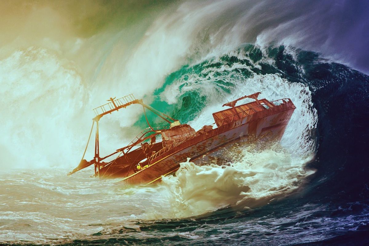 Perahu pecah dihempas ombak di Tulungagung, dua nelayan hilang belum ditemukan
