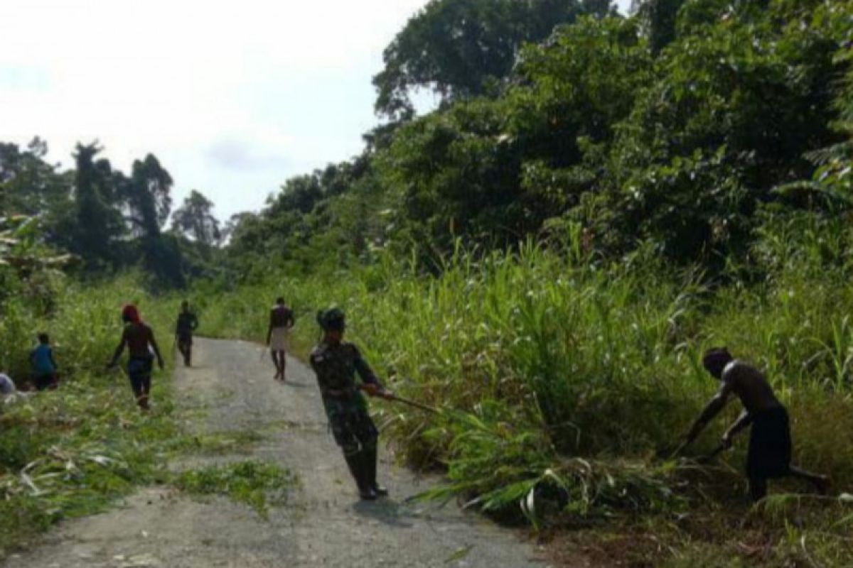 Warga perbatasan RI-PNG Kampung Skofro diajak bersihkan lingkungan