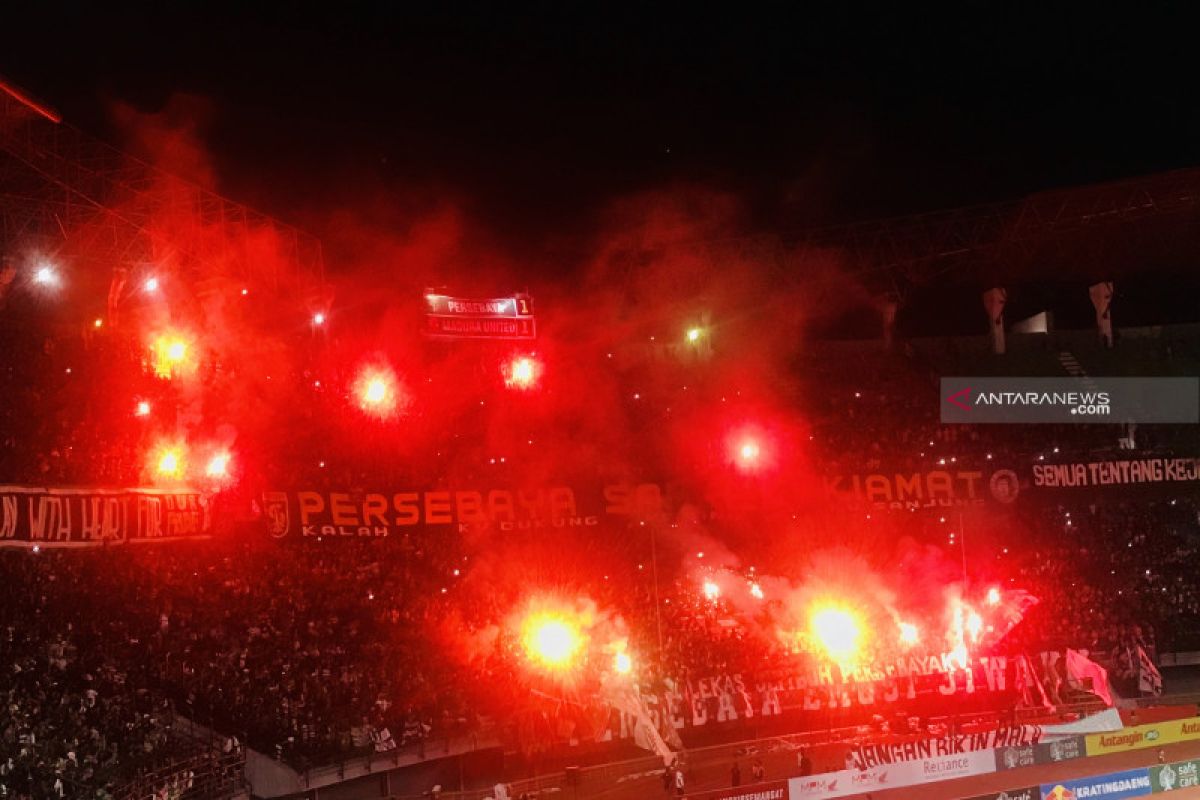 Pertandingan Persebaya lawan MU dihentikan karena flare