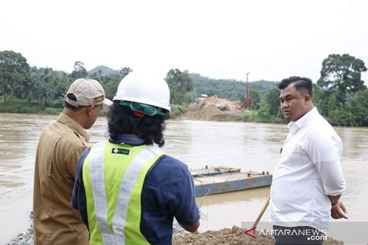 Jembatan penghubung antarkecamatan di Dharmasraya gerakkan perekonomian, kata Bupati