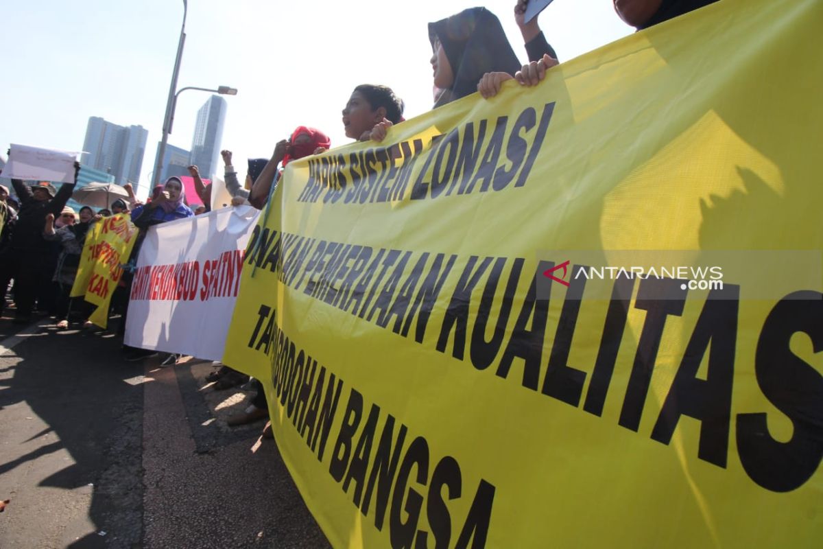 Dinas Pendidikan Jatim tutup sementara PPDB SMA/SMK