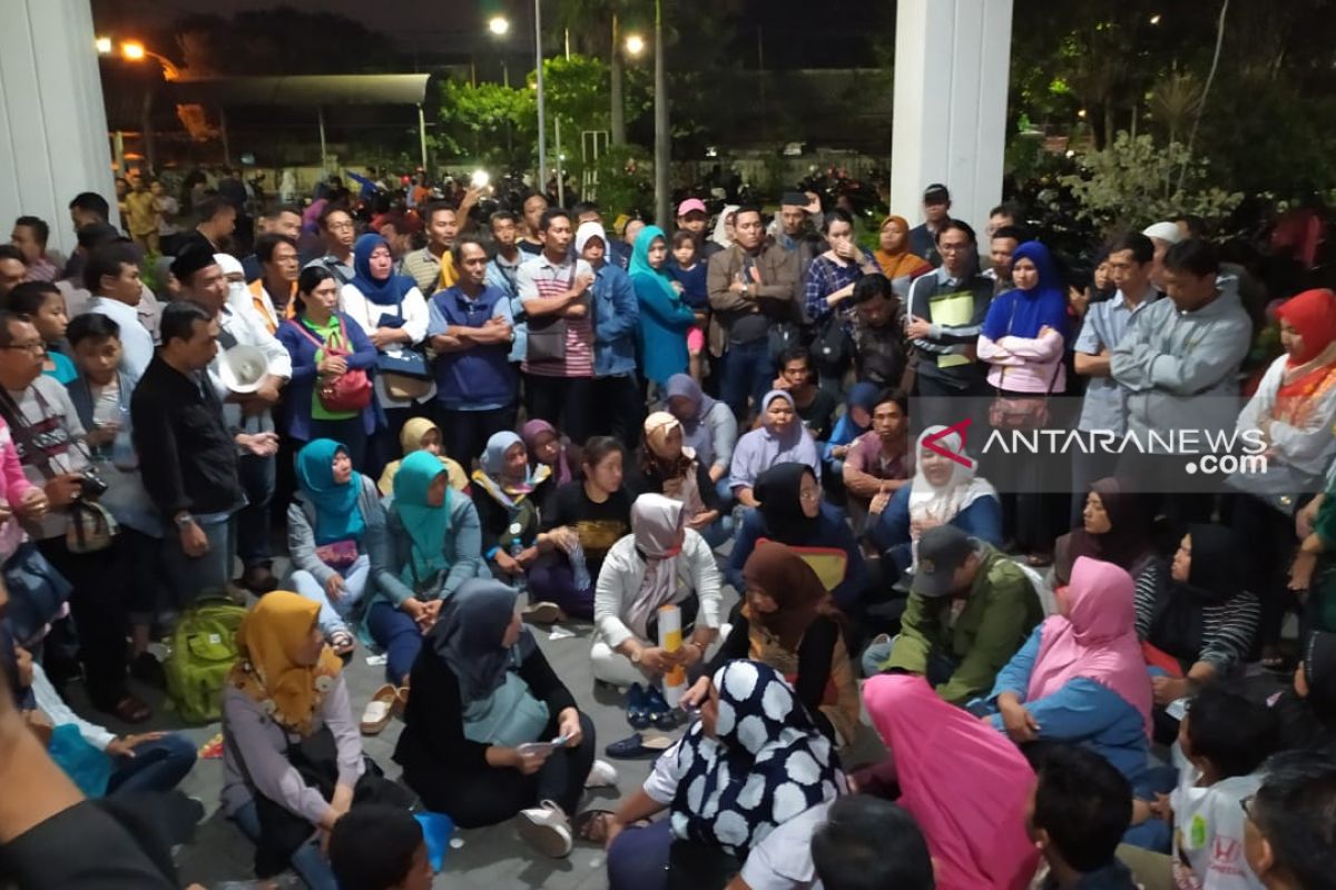 Ratusan wali murid bertahan di kantor Dispendik Surabaya hingga malam (Video)