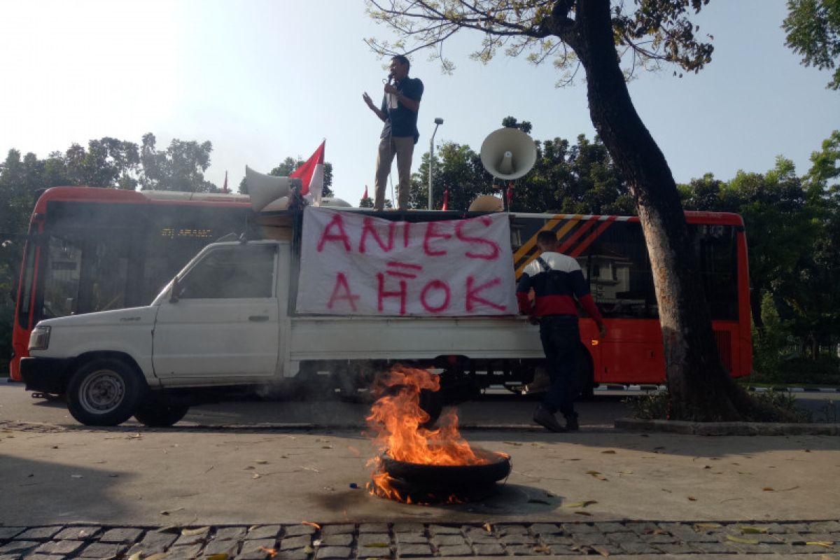 Dua kelompok massa demo desak Anies cabut IMB Pulau Reklamasi