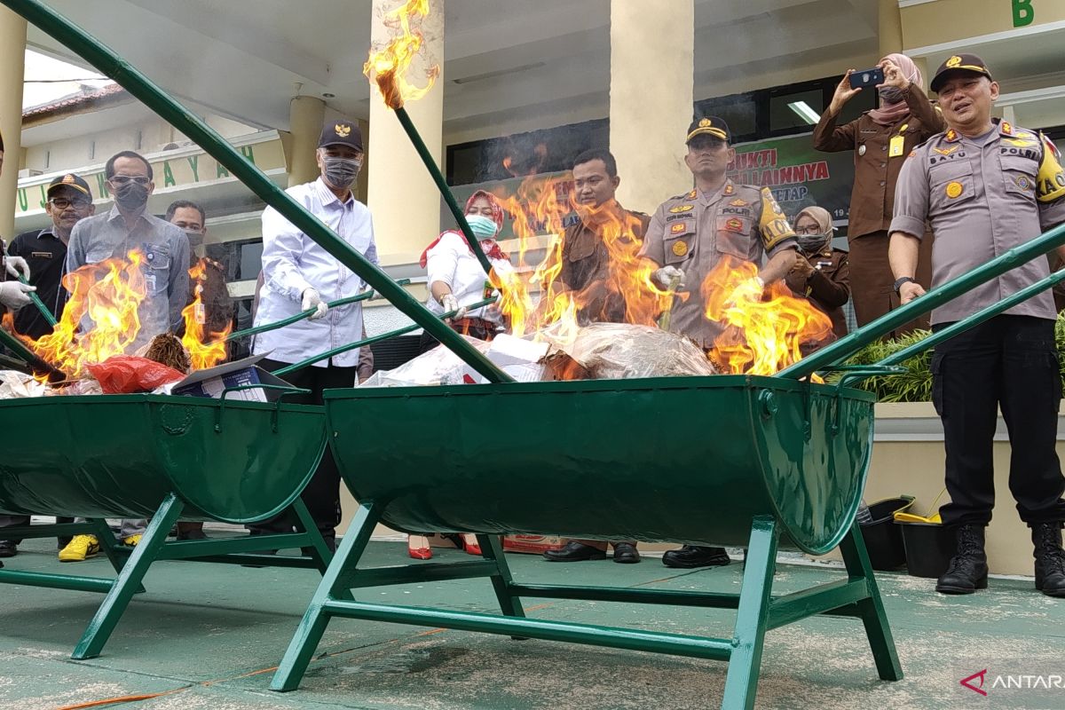 Kejari Tanah Datar musnahkan barang bukti narkotika yang diungkap kepolisian