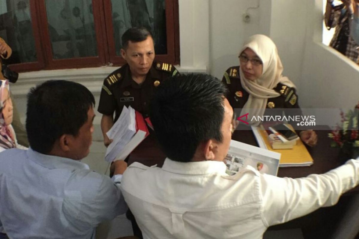 Berkas tersangka komisioner KPU Palembang dilimpahkan ke kejaksaan