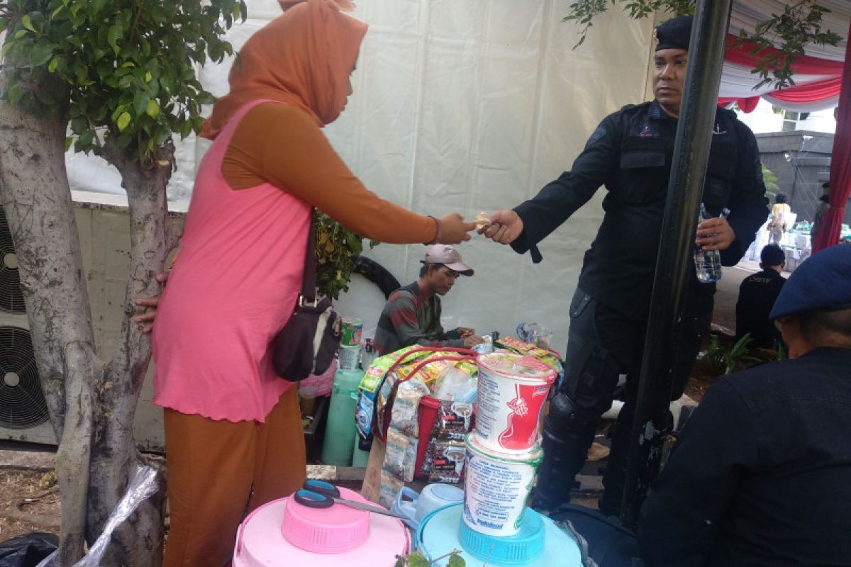 Pedagang kopi keliling kecipratan berkah di persidangan MK