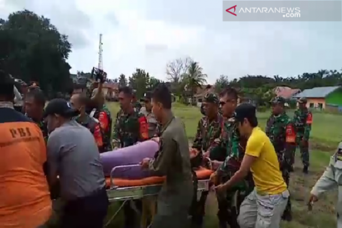 TNI evakuasi ibu hamil dengan heli dari banjir di Konawe