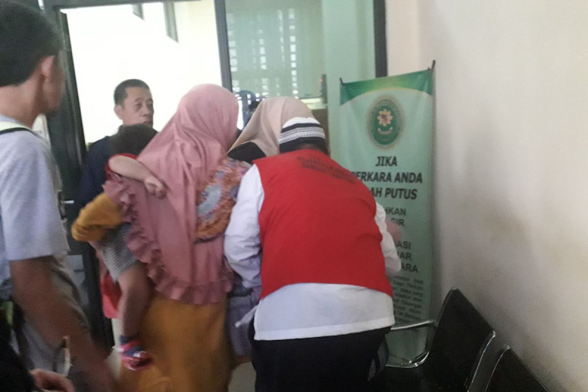 Istri terdakwa oknum polisi pingsan setelah beri kesaksian tindak kekerasan suaminya