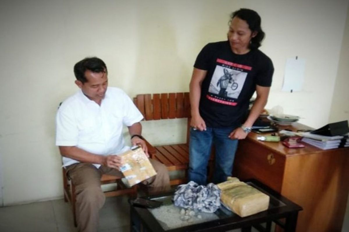 Seorang pria ditangkap saat mengambil paket berisi satu kilogram ganja