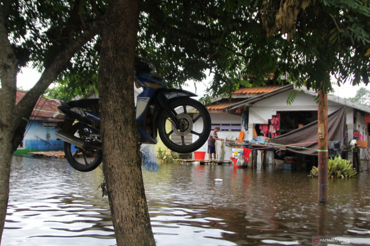 Banjir telah surut, masyarakat Sako Pasir Talang bersihkan rumah