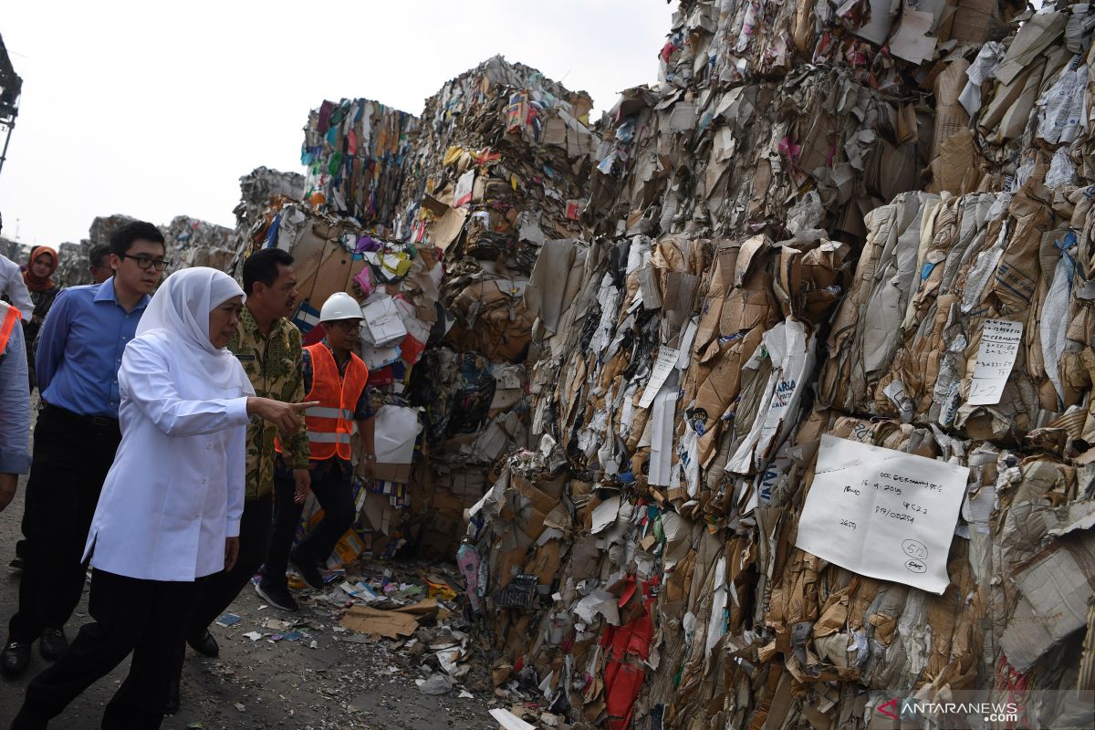 Gubernur Jatim minta material sampah kertas harus bebas plastik