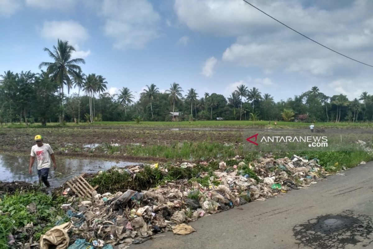 Petani Talang Benih keluhkan sampah masuk ke sawah