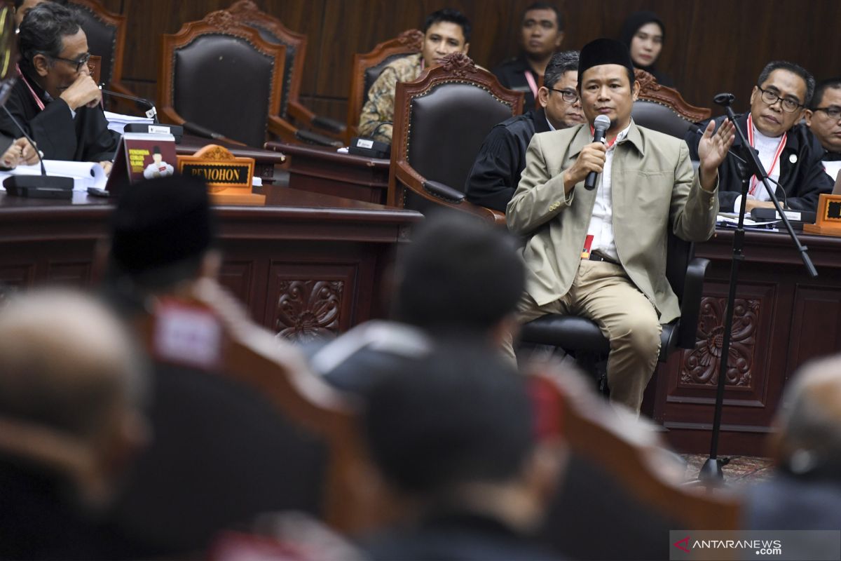 Adzan subuh berkumandang, sidang MK ditutup