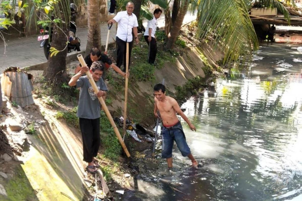 Pemkot Makassar kerahkan satgas drainase bersihkan kanal