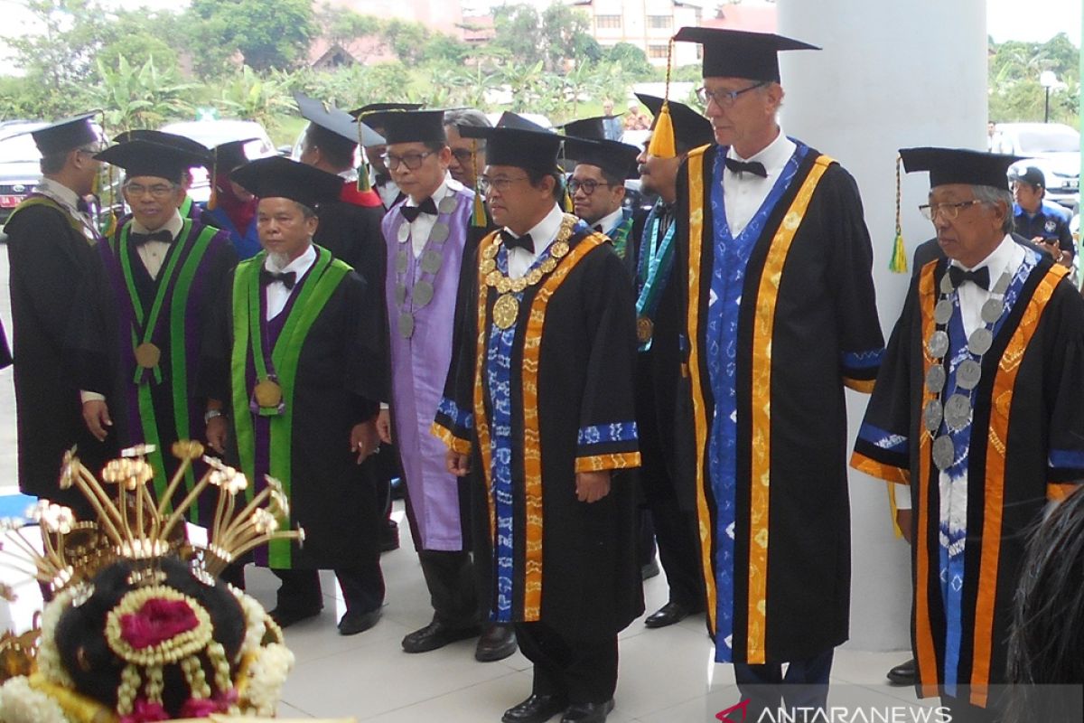 Nico Roozen sang penerima penganugerahan Doctor Honoris Causa ULM