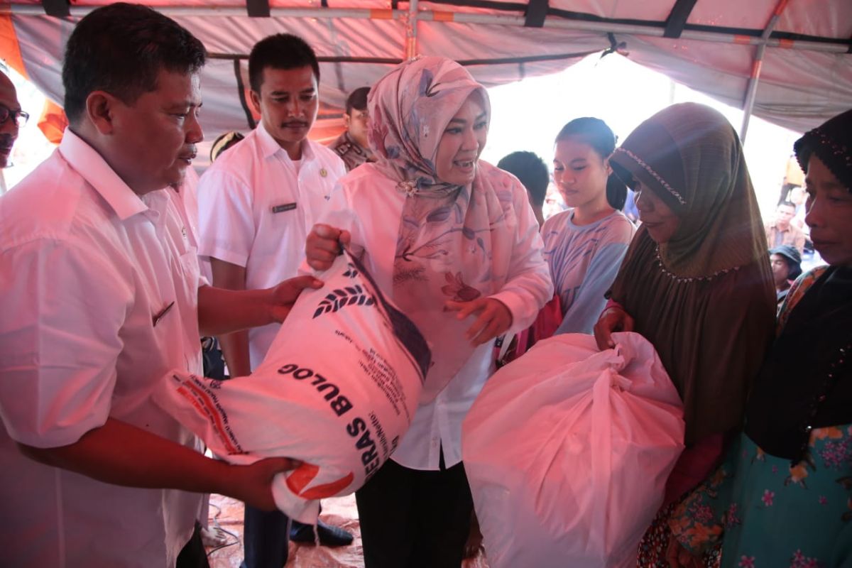 Pemkab Pandeglang serahkan huntara dan sembako pada korban tsunami