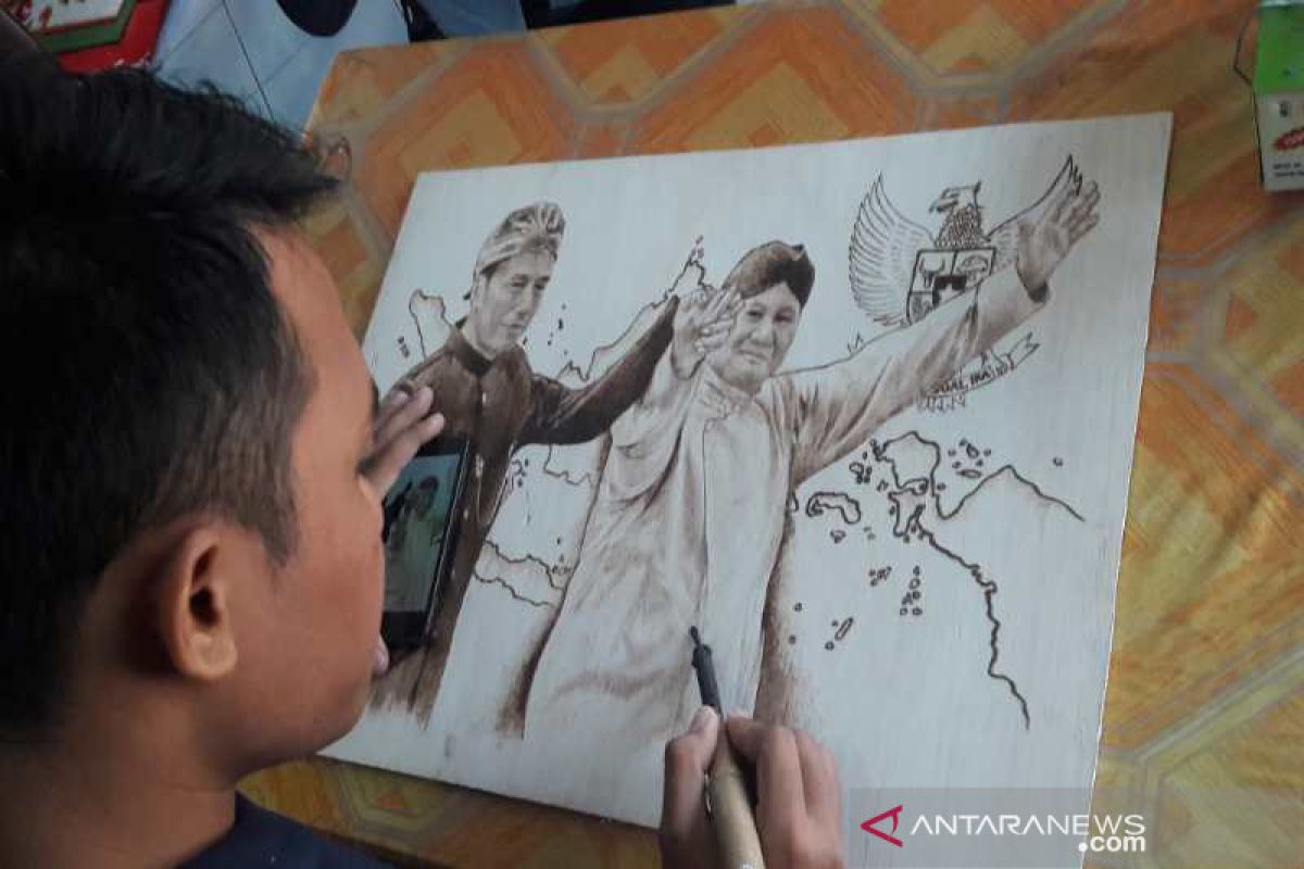 Seniman Temanggung abadikan Jokowi-Prabowo dalam lukisan pyrography