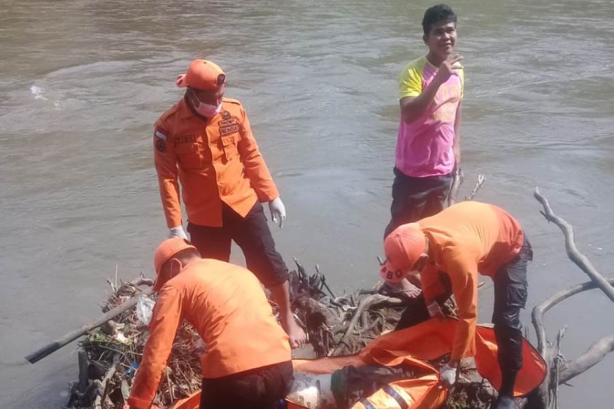 Mayat tanpa identitas dengan 15 luka tusuk  mengapung di Sungai Kelingi