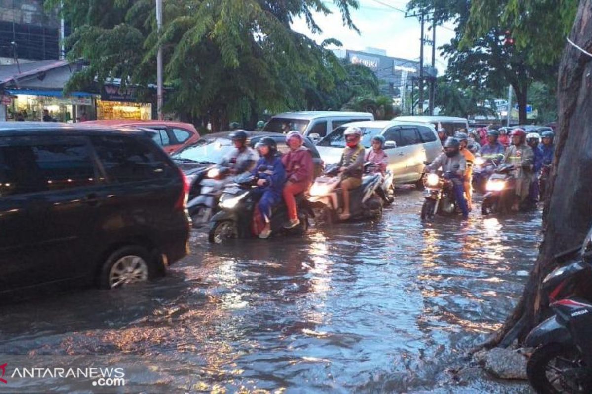 Hujan sebentar saja, Medan terendam banjir