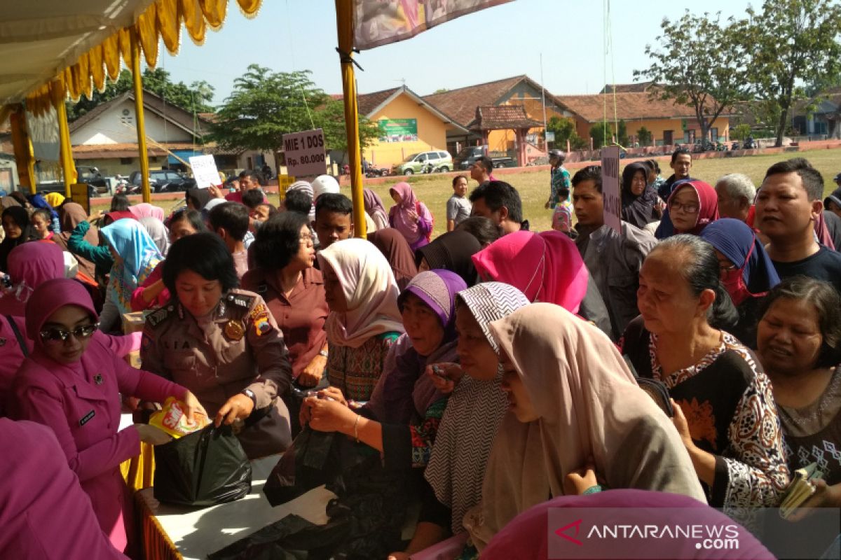 Tiga komoditas pangan di pasar murah diserbu warga