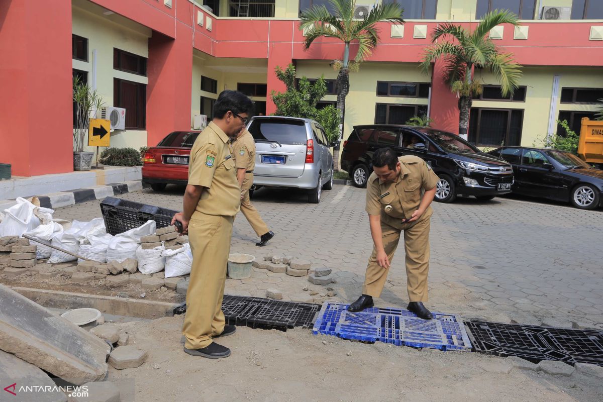 Pemkot  Tangerang ujicoba tutup saluran air pakai pallet plastik