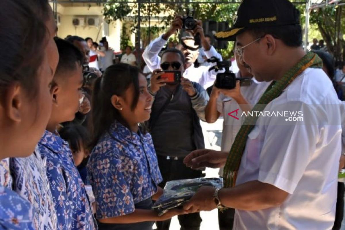 Ribuan siswa dapat pakaian seragam gratis dari Pemkot Kupang